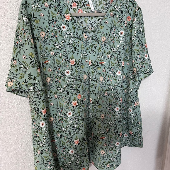 Beautiful light weight new blouse easy - Picture 4 of 11